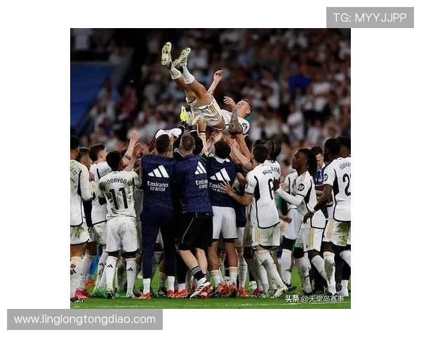 与足球明星亲密合拍的精彩瞬间分享与回忆