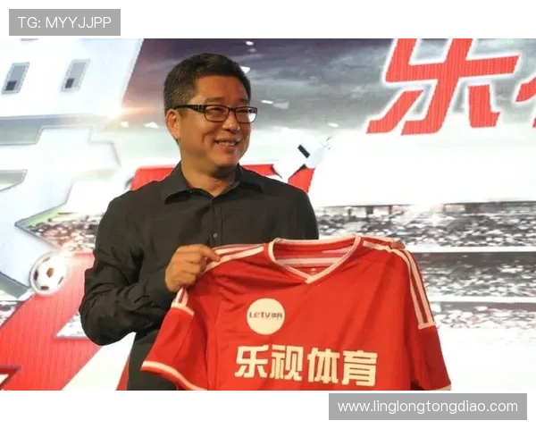 中国记者深入采访足球明星探讨职业生涯与未来发展之路