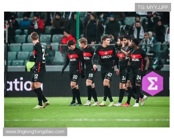 五号球衣足球明星的传奇故事与辉煌成就解析