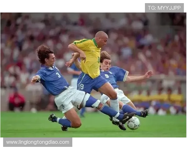 全球足球明星阵容及其精彩瞬间照片展示