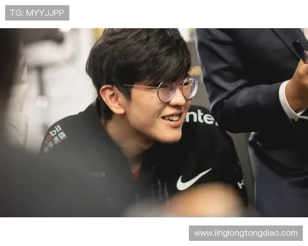 足球巨星化身老者展现幽默才华引发观众热议与感动