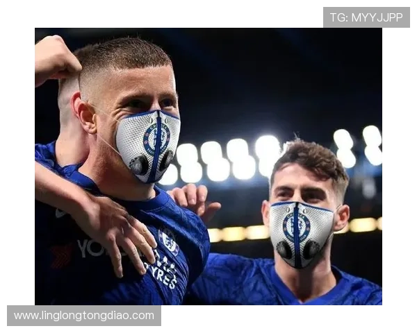 足球明星在疫情期间佩戴口罩的时尚风采与健康意识展示