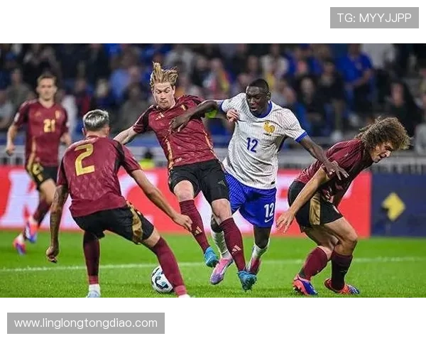 足球明星赌博视频曝光引发舆论热议球迷们对偶像的信任受到考验